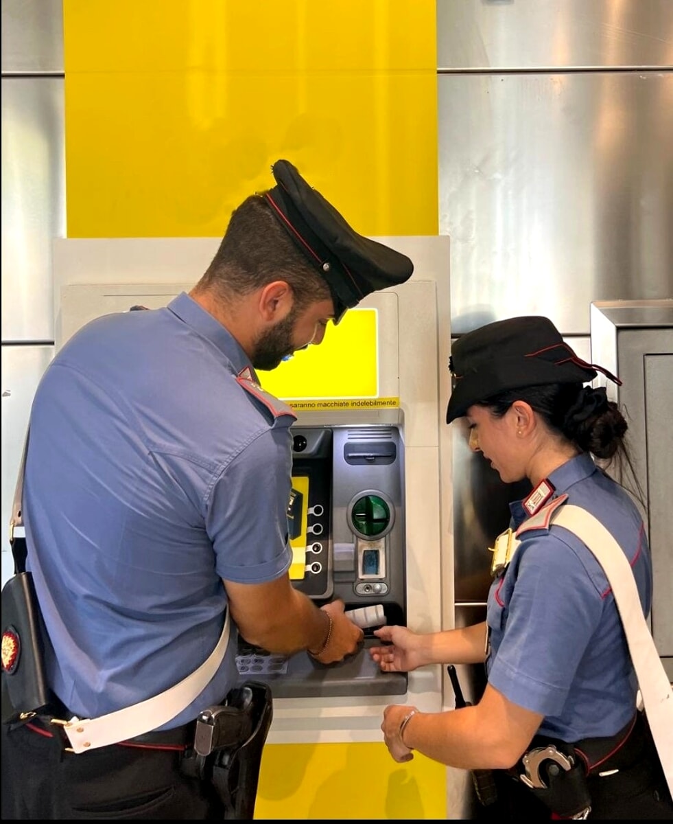 Bancomat, il prelievo non funziona: lo sportello è stato manomesso per trattenere le banconote