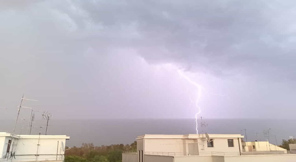 Tempesta di fulmini a Roma: una donna ferita e una casa a fuoco. Tiburtina allagata