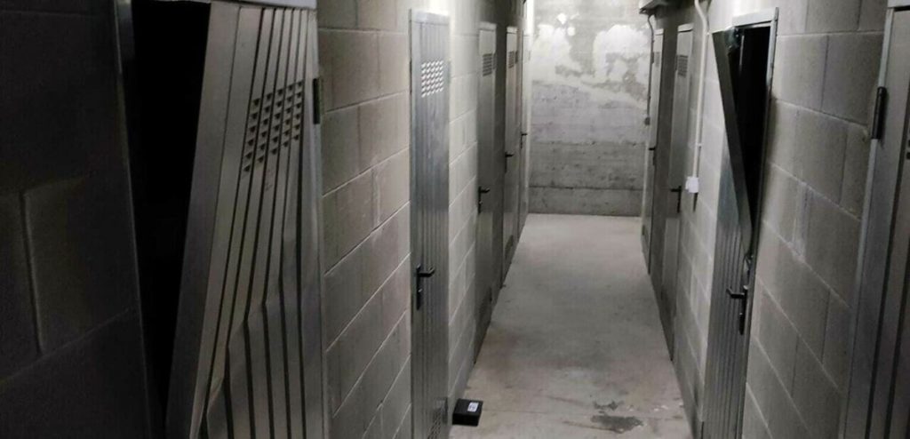 Saccheggiano un box e poi scappano con la refurtiva in un carrello della spesa