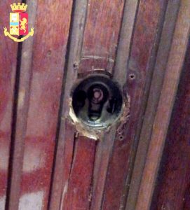 Ladri fuori alla porta di casa, residente svegliato dal rumore