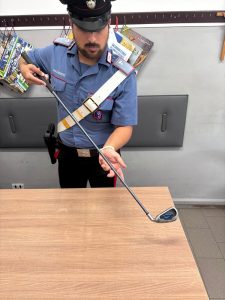 Torrevecchia, armato di mazza di golf semina il panico nel quartiere