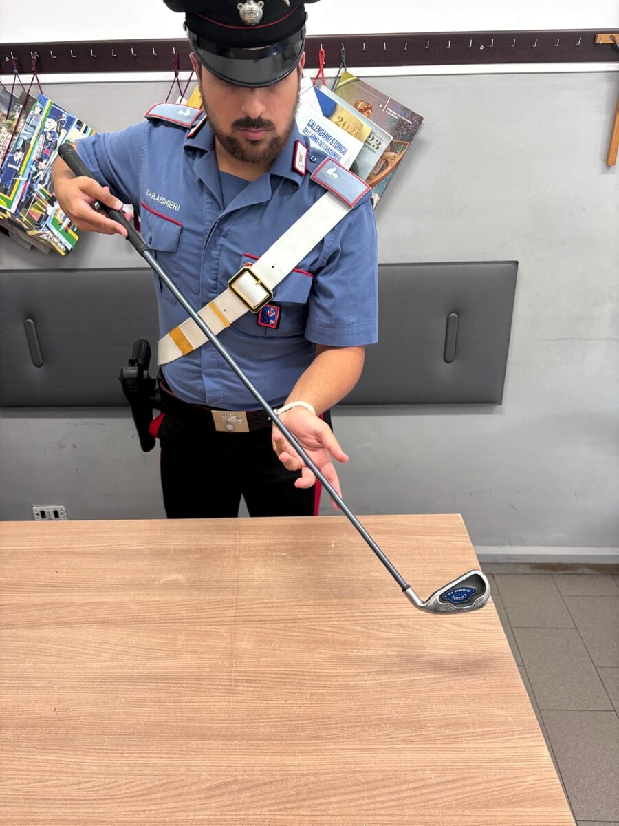 Torrevecchia, armato di mazza di golf semina il panico nel quartiere