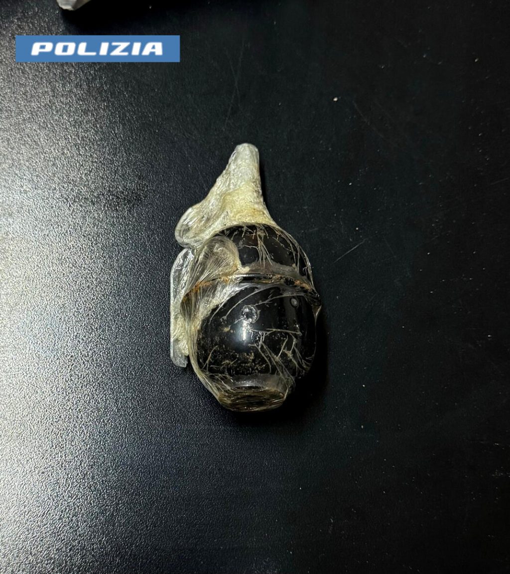 Spacciatore in monopattino: in casa fucili rubati, un revolver e una granata sovietica