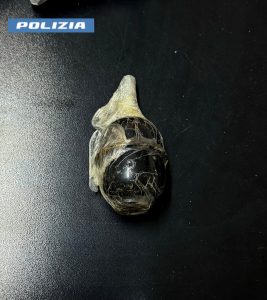 Spacciatore in monopattino: in casa fucili rubati, un revolver e una granata sovietica