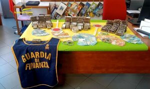 I 99 panetti di hashish con il nome del luogo dove erano destinati. Fermati corrieri della droga