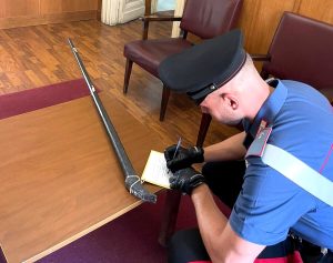 Uno rapina il bar, l’altro lo aspetta fuori col “piede di porco” in mano: finiscono in manette