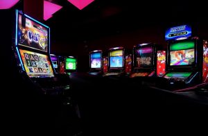 Guadagnano meno di 1500 euro, ma ne bruciano oltre 9mila in un giorno: a Roma aumentano i ludopatici