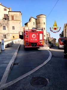 Incendio di sterpaglie minaccia le abitazioni: residenti allontanati