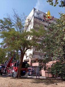 Incendio al Laurentino: anziana salvata dal figlio