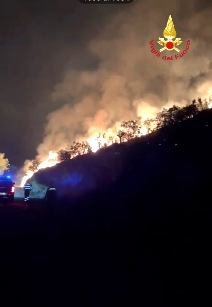 Ancora incendi, le fiamme minacciano le abitazioni: residenti allontanati