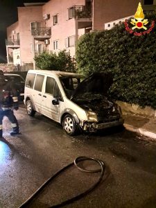 Incendio nella notte: auto in fiamme
