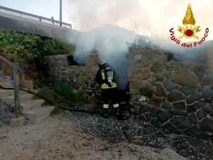 Baracca in fiamme sul lungomare
