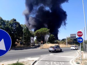 Camper in fiamme nel campo nomadi: vasto incendio minaccia le abitazioni