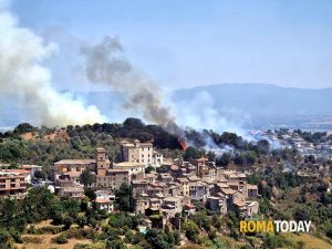 Roma circondata dagli incendi: fiamme e fumo vicino alle abitazioni