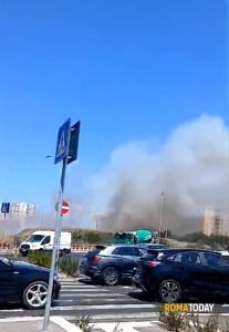 Incendio a Roma sud: fiamme vicino alle abitazioni. Fumo sino al Raccordo anulare