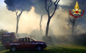 Roma, incendio a Castel Romano. Outlet evacuato