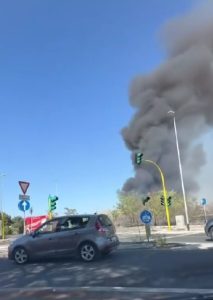 Incendio a Roma, bruciano rifiuti e baracche a Cinecittà: fumo nero nel quartiere