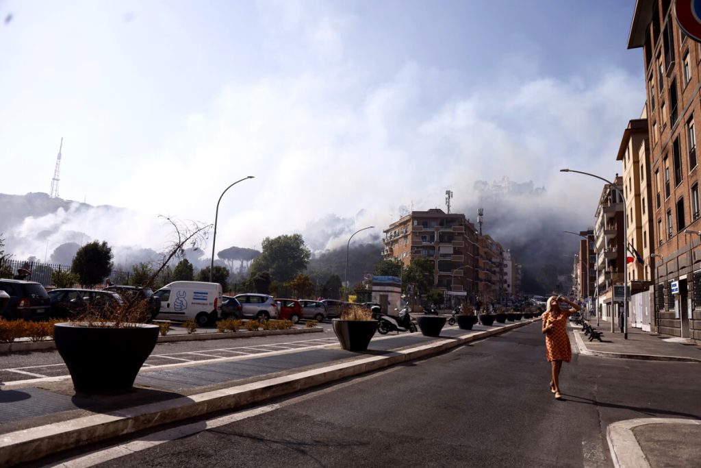 Incendio a Monte Mario, la procura apre un fascicolo: non si esclude la matrice dolosa
