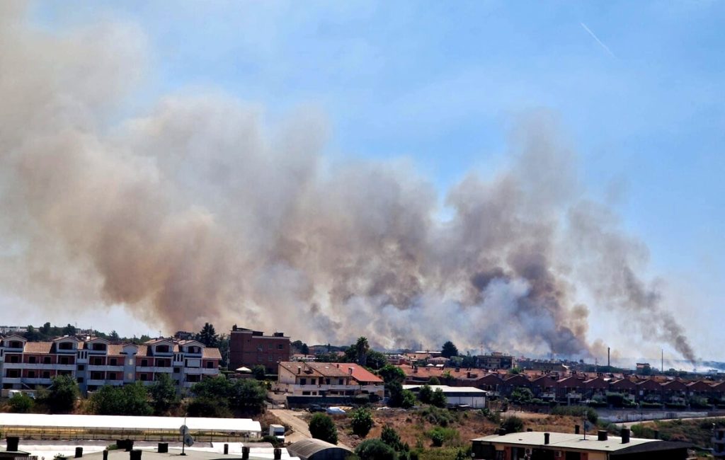 Incendio a Roma, fiamme alla Pisana lambiscono le case, aria irrespirabile. La nube nera si vede dall'aeroporto
