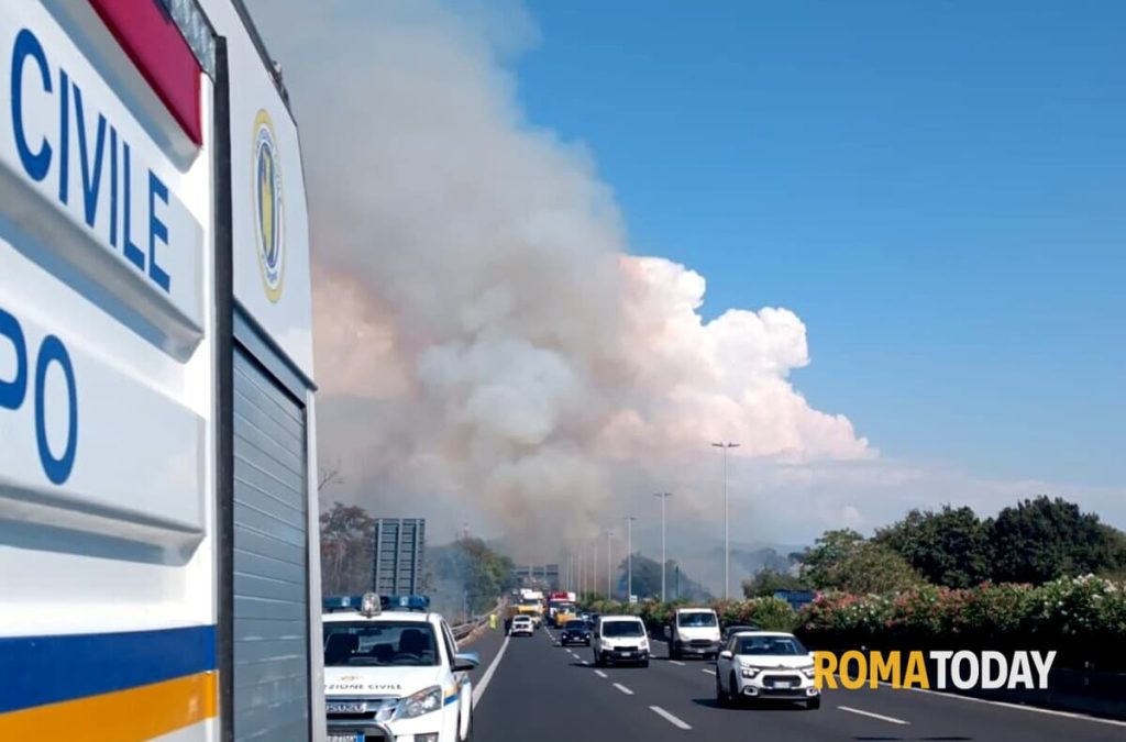 Incendi a Roma, serie di roghi nella zona sud della città. Fumo invade anche il Raccordo anulare