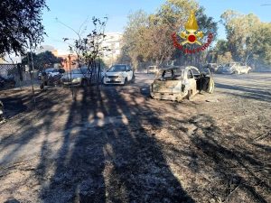 Domenica di fuoco, Roma circondata dalle fiamme: auto bruciate e persone intossicate