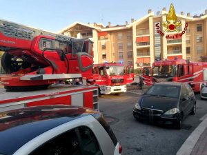Incendio in un appartamento, donna salvata dalle fiamme: è grave