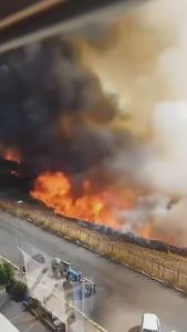 Il video dell'incendio di Torre Spaccata, il fuoco "mangia" il mezzo della protezione civile