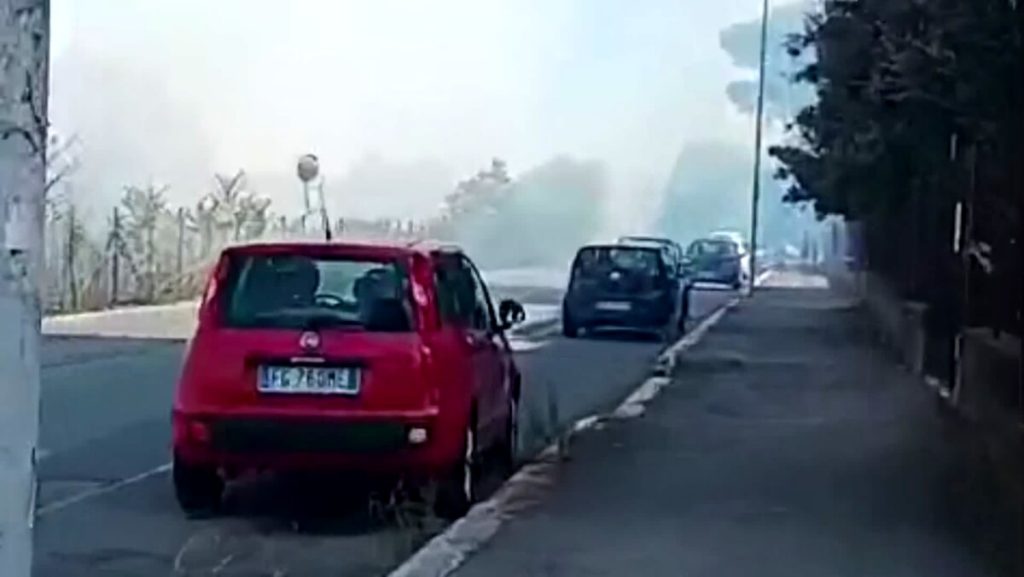 VIDEO | Incendio a Roma, brucia il pratone tra Torre Spaccata e Cinecittà est: fumo tra i palazzi