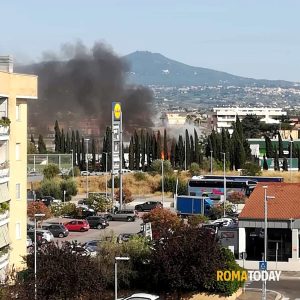 Incendio a Capannelle: brucia un negozio