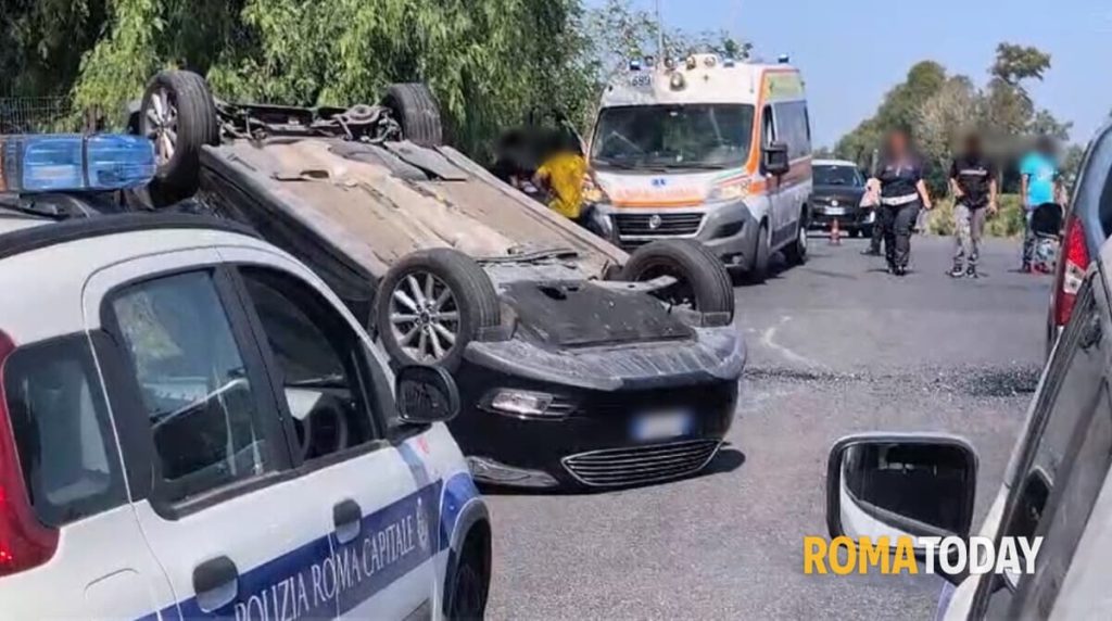 Incidente in via dei Pescatori, auto si ribalta dopo uno scontro: feriti papà e le due figlie