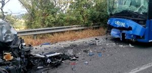 Violento scontro tra un bus e un carro funebre: due feriti gravi