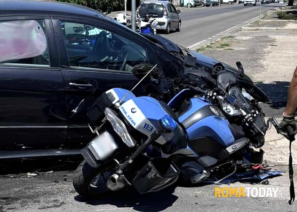 Incidente sull'Ardeatina: si scontrano auto e moto della polizia, grave l'agente