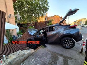 Incidente a Tor de' Schiavi: auto contro un'abitazione,  in fuga il conducente