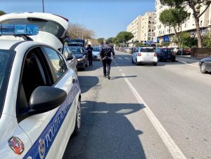 Minorenne senza patente sperona auto della polizia locale durante inseguimento