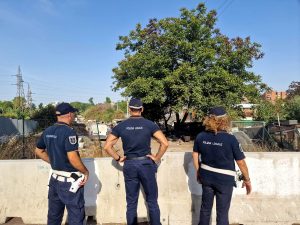 Riposizionate le barriere per impedire l'accesso al campo rom abusivo andato in fiamme