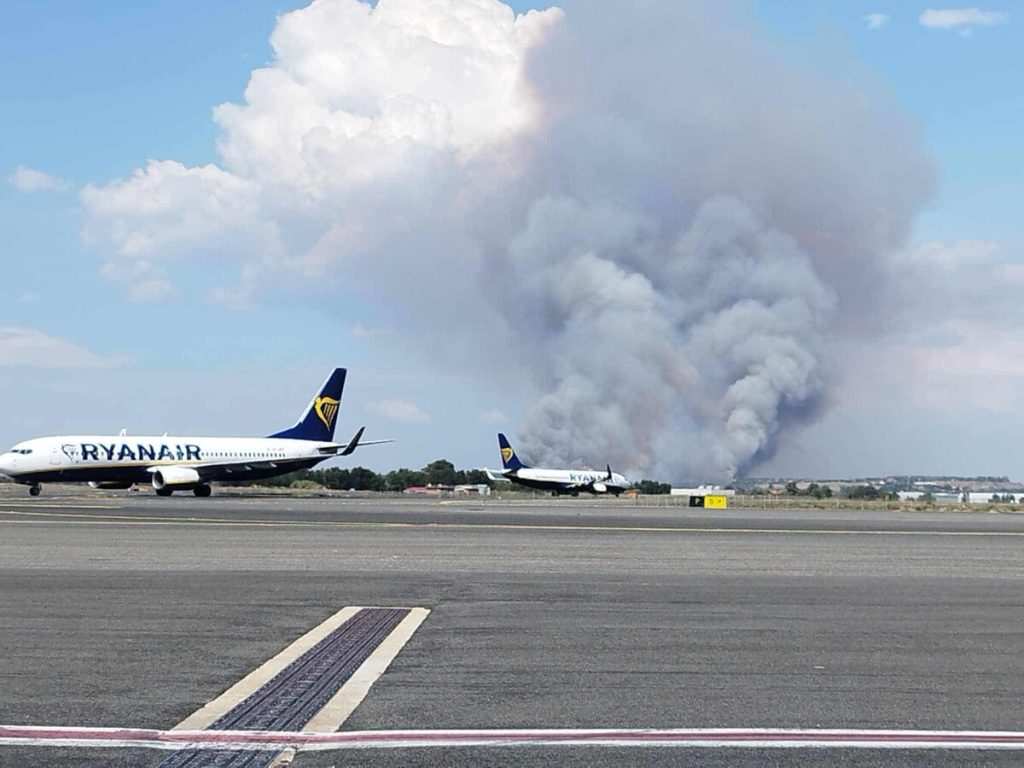 Chiusa una pista dell'aeroporto di Fiumicino per l'incendio tra Roma e Maccarese