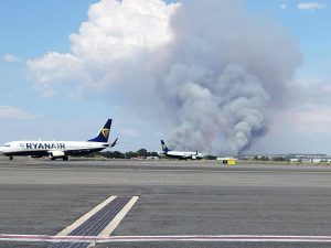 Chiusa una pista dell'aeroporto di Fiumicino per l'incendio tra Roma e Maccarese