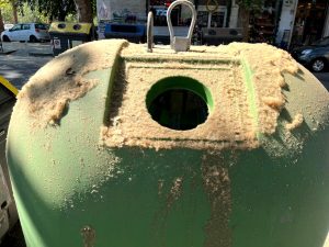 Cassonetti e automobili invasi da polveri e polline: è passato lo spazzamento meccanizzato