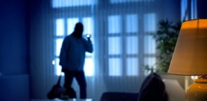 Romani in vacanza e ladri in azione: colpo da 100 mila euro in un appartamento