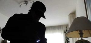 Rumori sospetti a casa della nonna, ladro bloccato dai nipoti ancora dentro l'appartamento