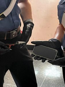 Borseggia turista a bordo del bus, poi ferisce carabinieri con delle forbici