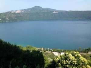 In quattro sul pedalò rischiano di annegare. Salvati