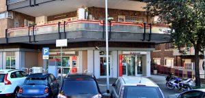 Carroattrezzi come ariete contro la banca, fallita spaccata all'Unicredit