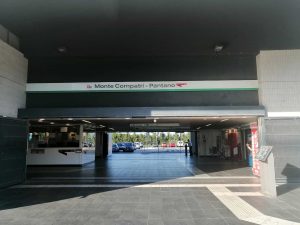 Paura in metro: senza biglietto minaccia con una pistola l'addetto alla sicurezza