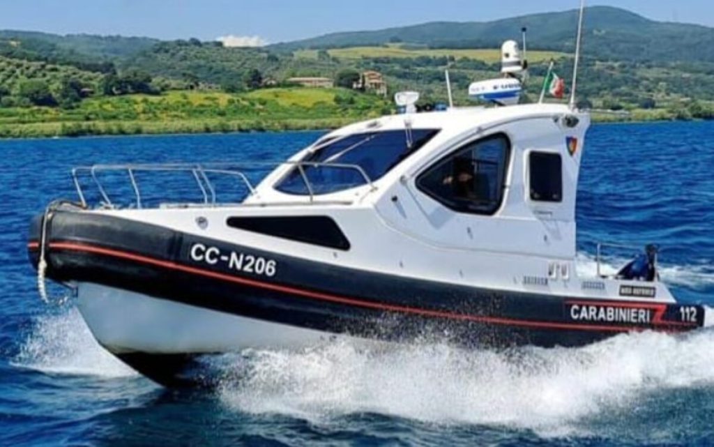 Lago di Bracciano, barca a vela si capovolge in acqua: salvato un uomo