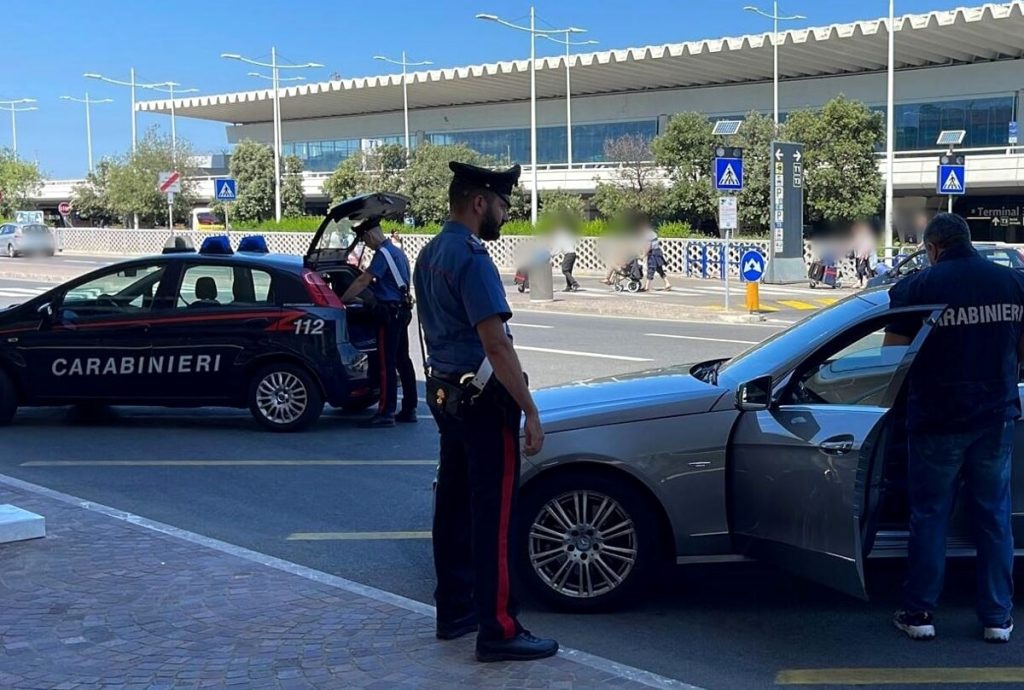 A caccia di turisti in arrivo all'aeroporto, multati dieci autisti Ncc