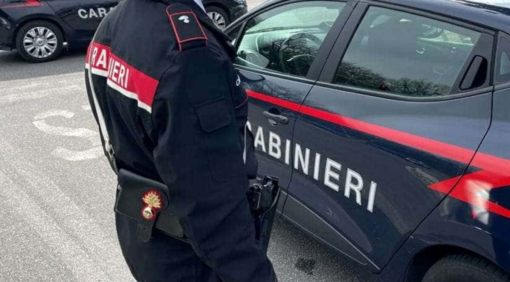 Picchia e strangola la mamma, braccialetto elettronico al figlio violento