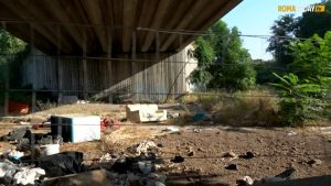 VIDEO | Roma non impara la lezione: ancora rifiuti nella discarica abusiva andata a fuoco poche settimane fa