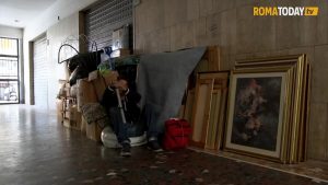VIDEO | Sfrattato da una casa Enasarco ora vive nell'androne del palazzo: la storia di Marco