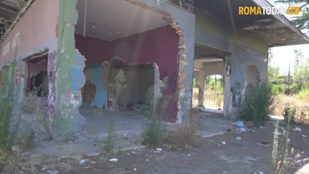 Parco di Centocelle: verso il Giubileo tra i nuovi alberi già secchi, l'area ludica off limits e gli sfasci bruciati